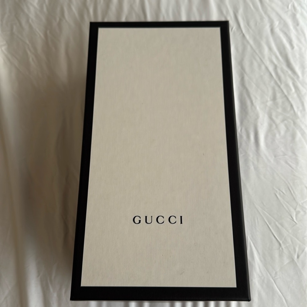 Gucci women’s shoe box with 2 original shoe felts.